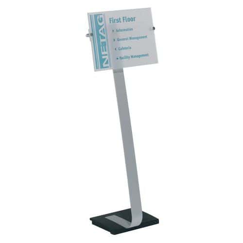 Crystal Sign Stand® -infoteline jalustalla